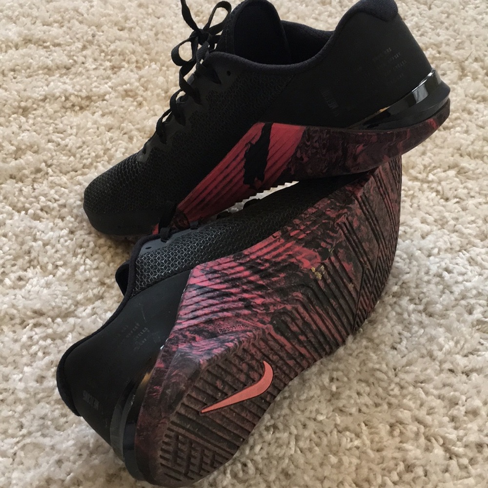 Men’s Black Metcon 5 running shoes